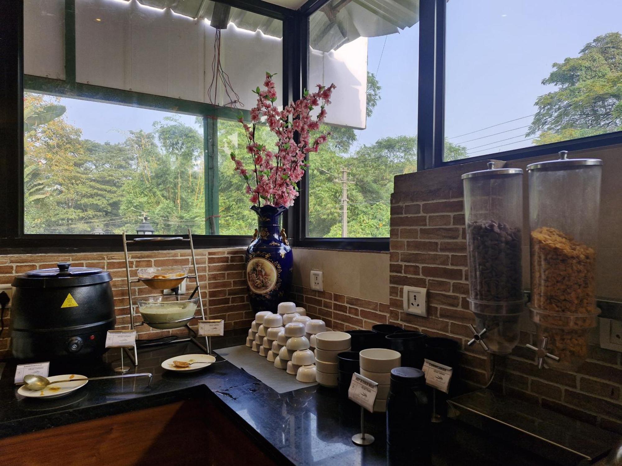 Golden Landmark Green Valley Beach Resort Dona Paula Ngoại thất bức ảnh