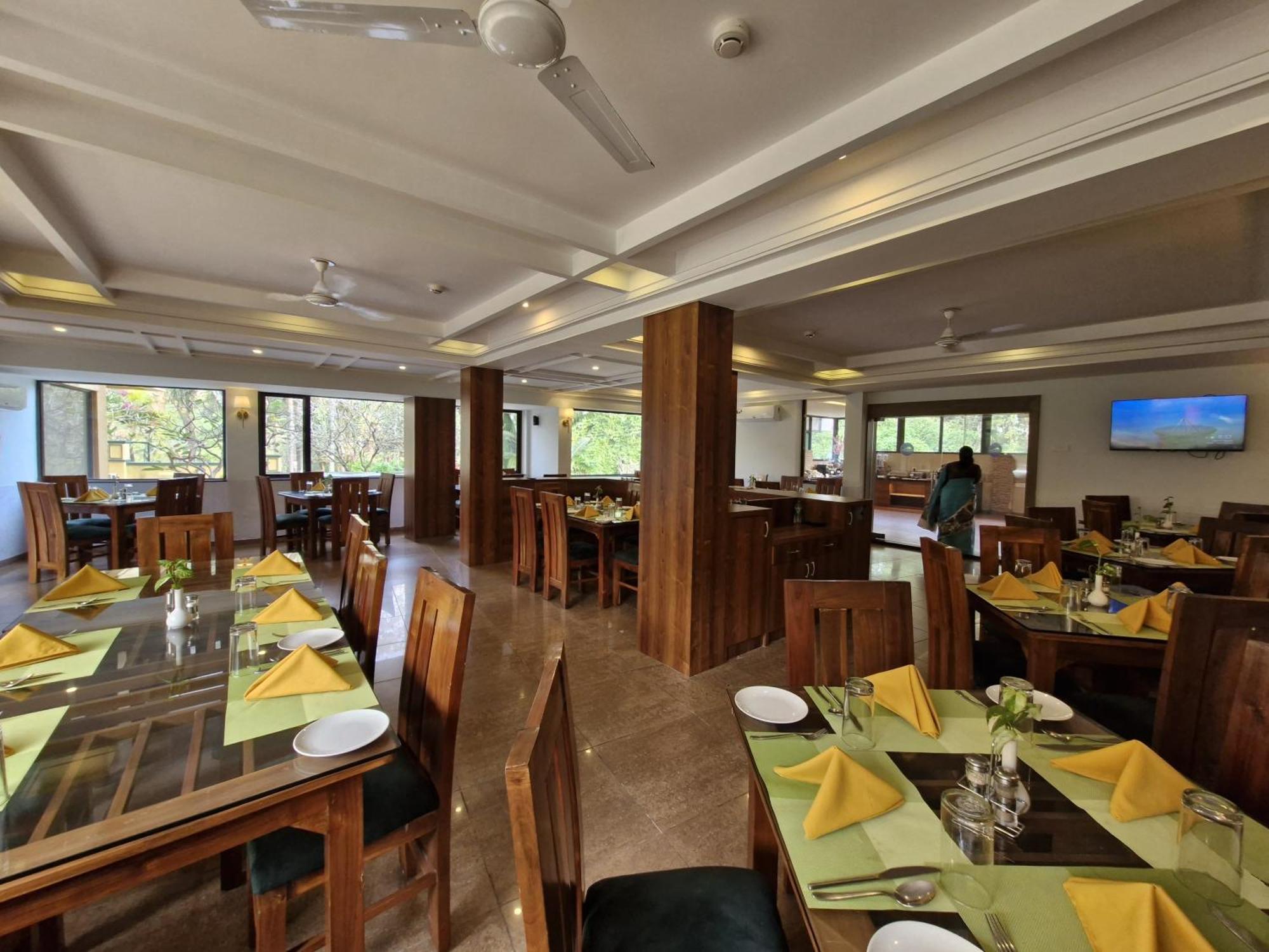 Golden Landmark Green Valley Beach Resort Dona Paula Ngoại thất bức ảnh