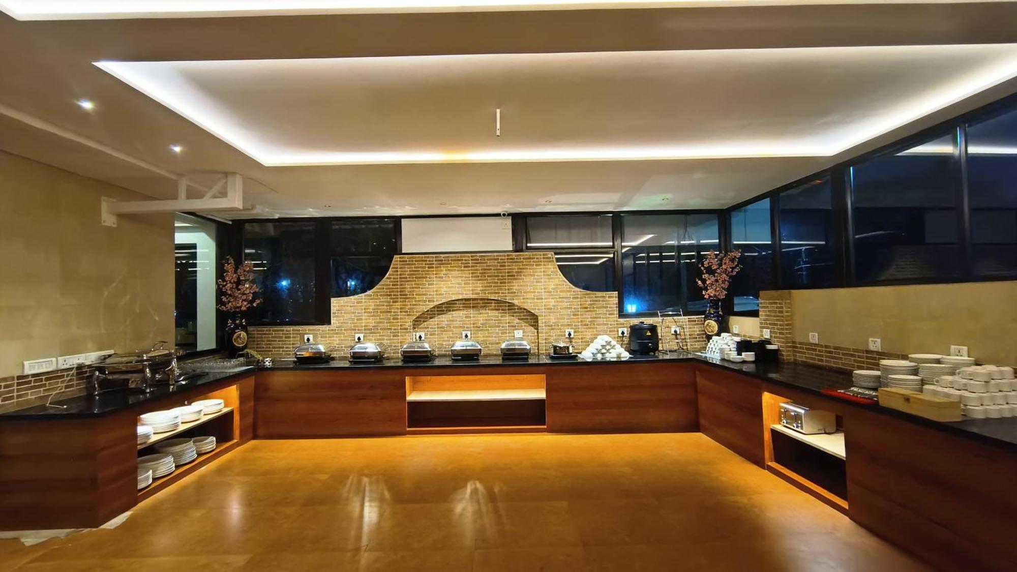 Golden Landmark Green Valley Beach Resort Dona Paula Ngoại thất bức ảnh