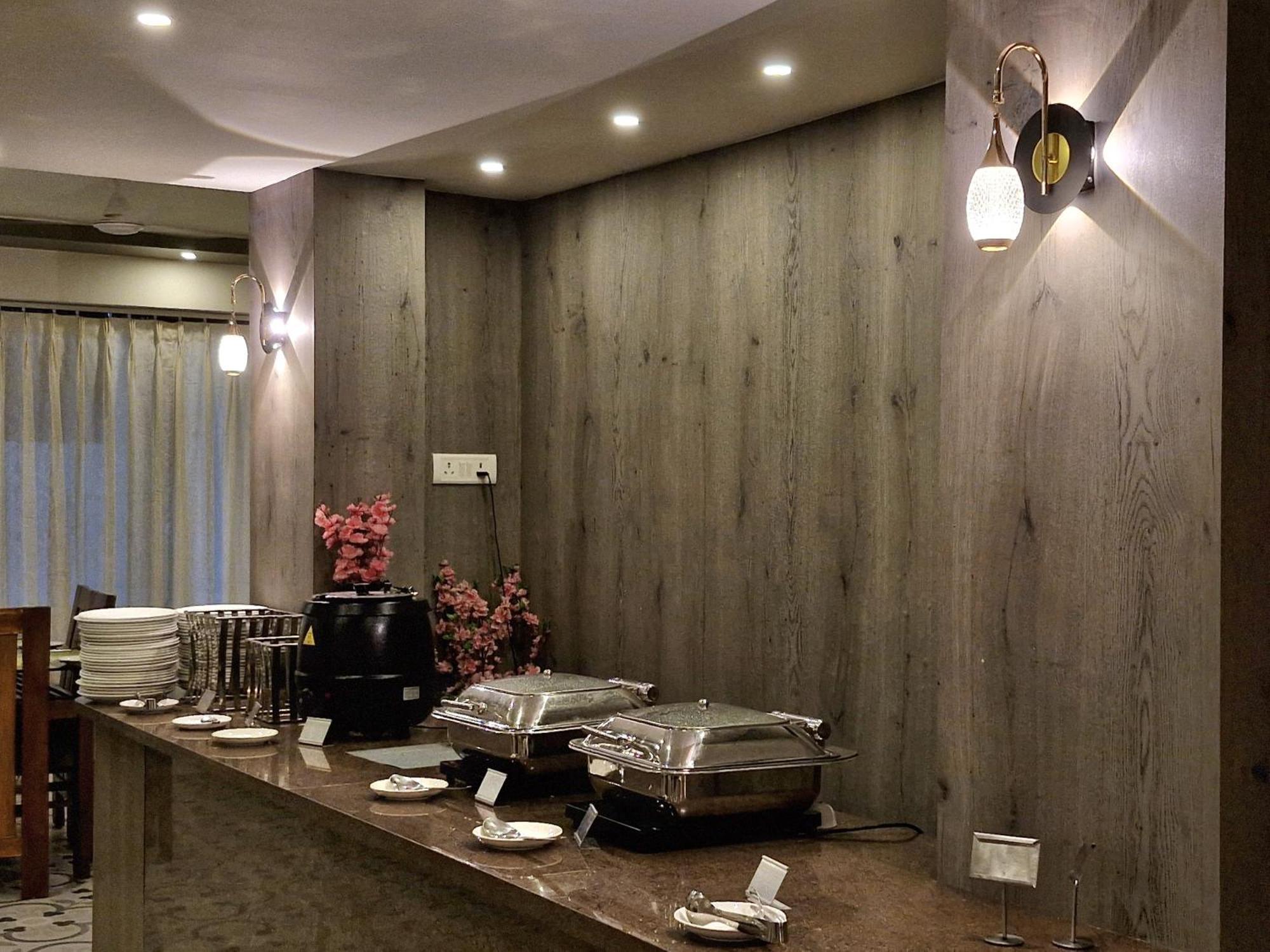 Golden Landmark Green Valley Beach Resort Dona Paula Ngoại thất bức ảnh