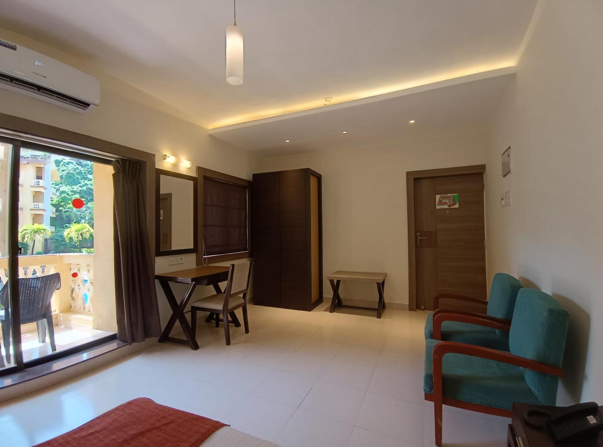Golden Landmark Green Valley Beach Resort Dona Paula Ngoại thất bức ảnh