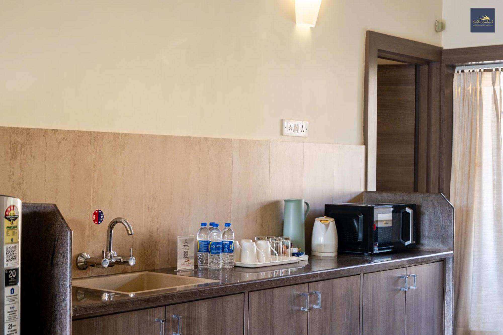 Golden Landmark Green Valley Beach Resort Dona Paula Ngoại thất bức ảnh